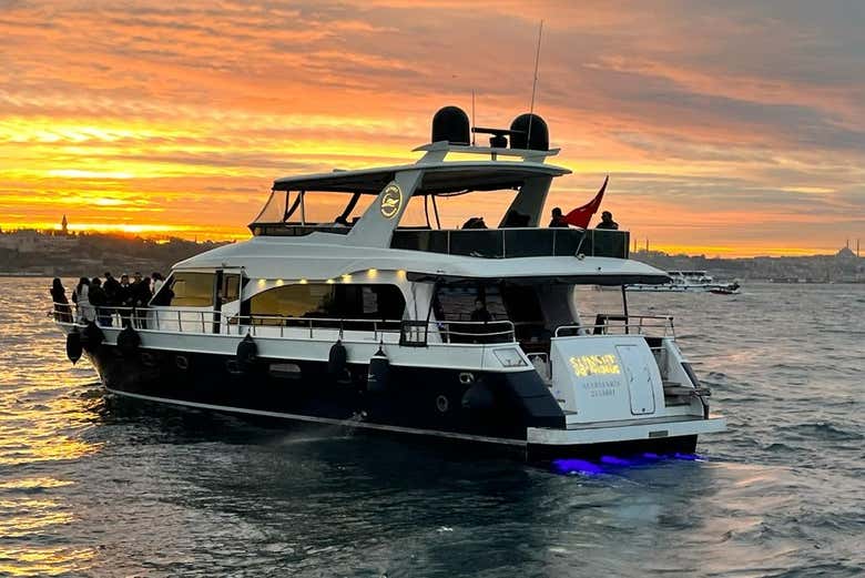 Navigation sur le Bosphore au coucher du soleil
