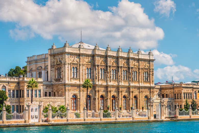 Le palais de Dolmabahçe vu depuis le Bosphore