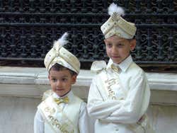 Des enfants pour une fête traditionnelle religieuse