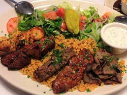 Brochettes de viande avec du riz