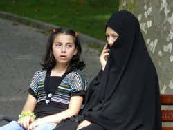 Une femme et sa fille au parc Gulhane