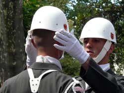 Des soldats du palais Dolmabahce